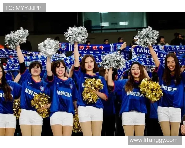 足球巨星笑容灿烂瞬间 捕捉球场上最真挚的快乐时刻