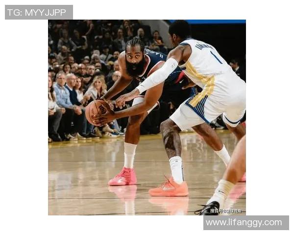 球星在比赛中出现生理反应引发热议，体育界如何应对尴尬场面