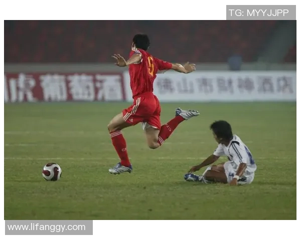 足球战队核心球星引领团队奋勇拼搏共创辉煌新篇章